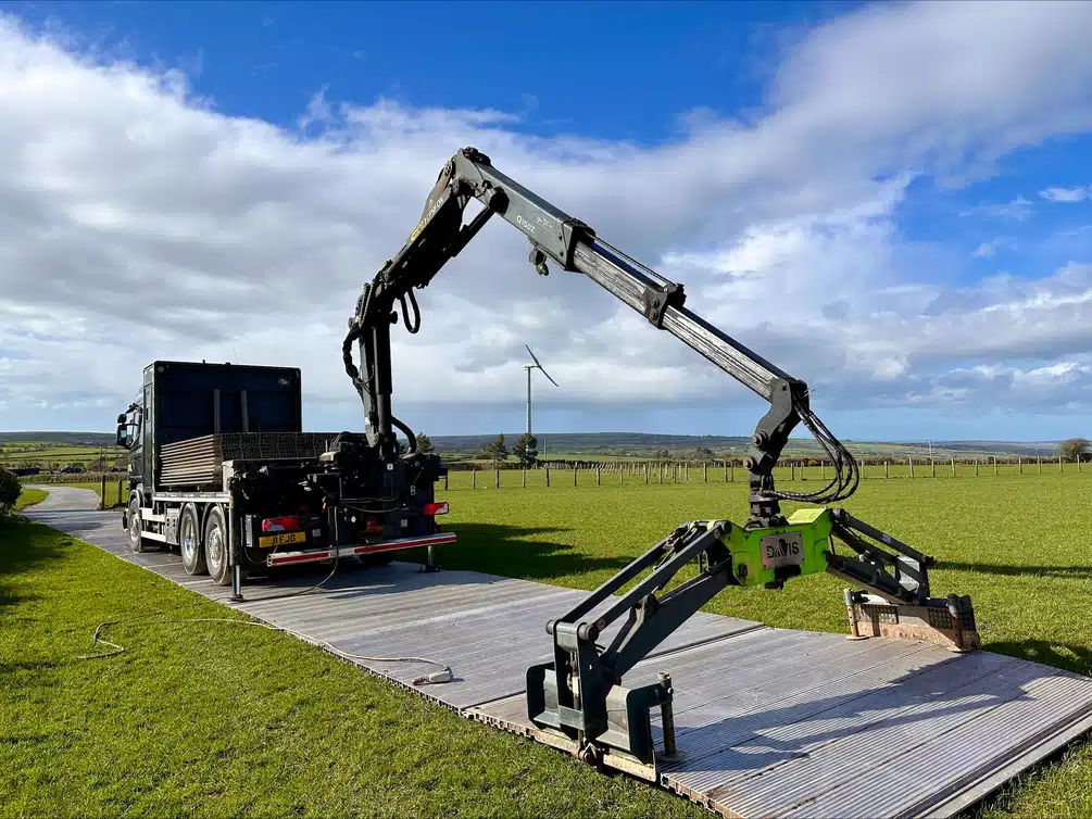 Davis Trackhire Hiab laying trackway